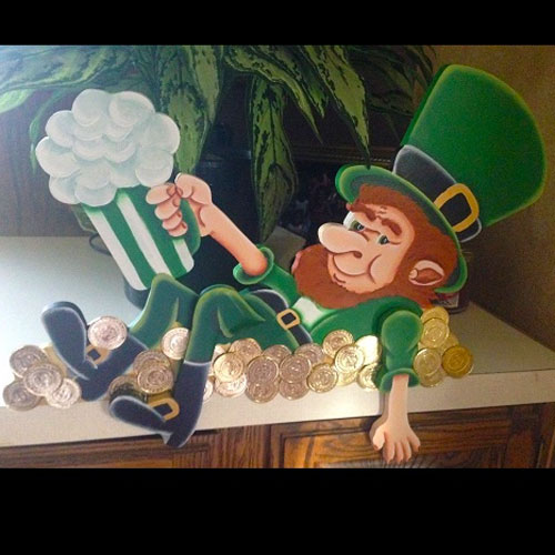 3D Sign of Leprechaun Celebrating - Themed Rentals - Leprechaun decorations for bar or saloon